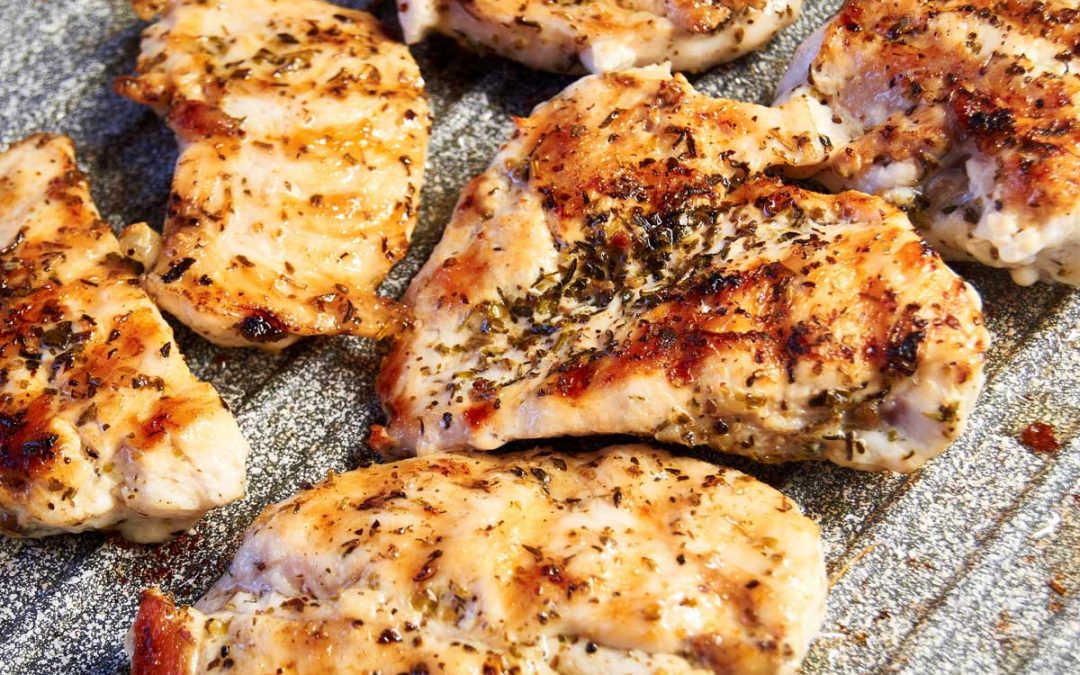 Poitrines de poulet marinées au Super Rub poulet épicé